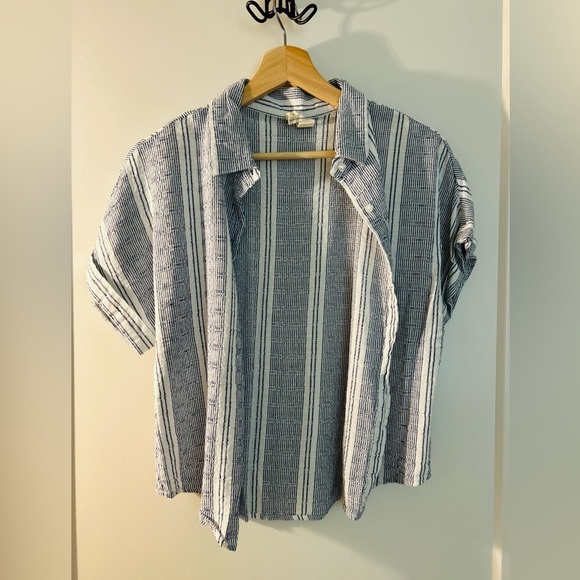 Japna Cropped Button Down (Hand Made in India) (Gently Used) - Picture 3 of 6